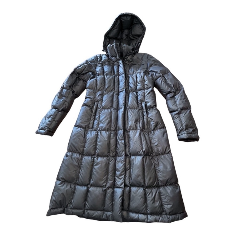 THE NORTH FACE Goose Down 550 Black Parka Puffer Coat. It’s gorgeous and chic!